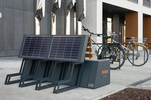Ławka solarna na osiedlu Holm House - fot. Skanska Ławka solarna na osiedlu Holm House - fot. Skanska