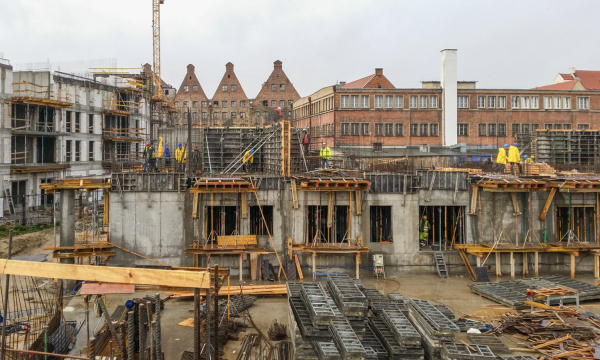 Budowa kompleksu Nowa Motława na Wyspie Spichrzów w Gdańsku, fot. Dekpol. Budowa kompleksu Nowa Motława na Wyspie Spichrzów w Gdańsku, fot. Dekpol.