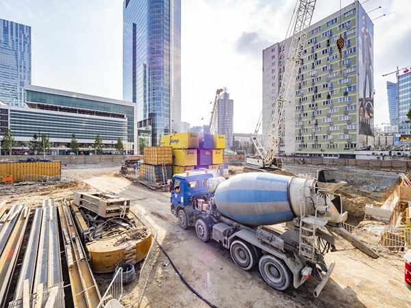 PHN buduje przy ul. Świętokrzyskiej 36 w Warszawie kompleks biurowy Skysawa. PHN buduje przy ul. Świętokrzyskiej 36 w Warszawie kompleks biurowy Skysawa.