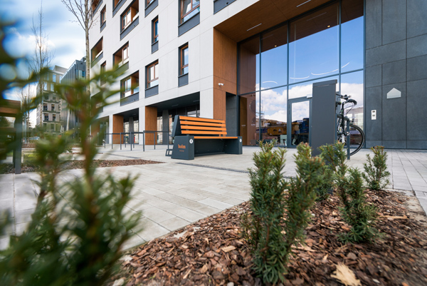 Bezprogowe wejście do budynku Holm House w Warszawie, obiektu bez barier Bezprogowe wejście do budynku Holm House w Warszawie, obiektu bez barier