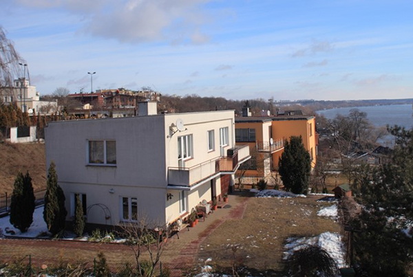 Pierwsza siedziba firmy Erbud w 1990 r. Fot. materiały spółki. Pierwsza siedziba firmy Erbud w 1990 r. Fot. materiały spółki.