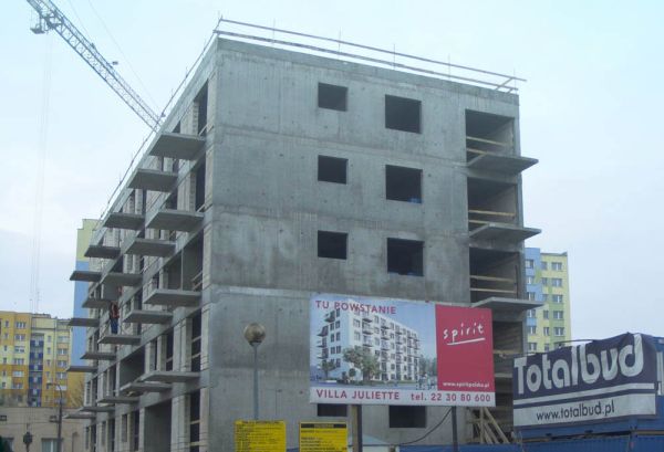 Na budowie warszawskiej inwestycji Villa Juliette zawisła wiecha, fot. Totalbud Na budowie warszawskiej inwestycji Villa Juliette zawisła wiecha, fot. Totalbud