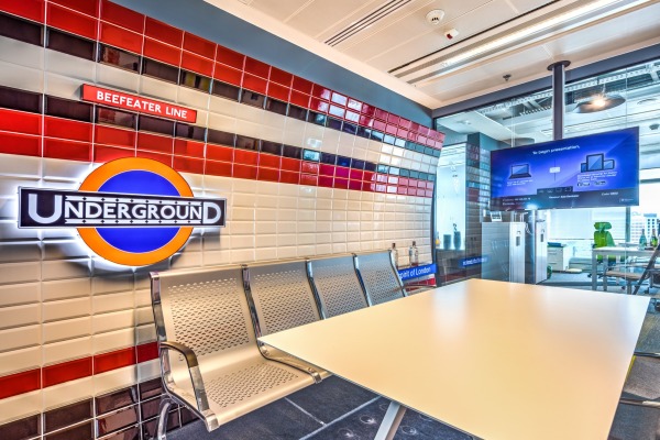 Sala konferencyjna w konwencji stacji metra wg projektu Massive Design, fot. Tétris.