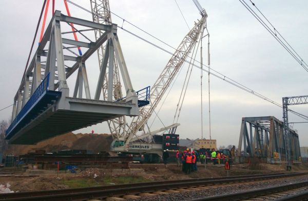 Montaż wiaduktu w ramach modernizacji odcinka Warszawa Zachodnia – Grodzisk Mazowiecki, fot. PKP PLK Montaż wiaduktu w ramach modernizacji odcinka Warszawa Zachodnia – Grodzisk Mazowiecki, fot. PKP PLK