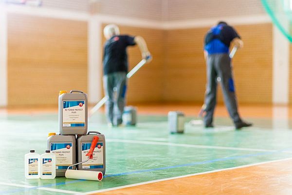 RZ Turbo Protect Plus nanosi się w jednej warstwie specjalnym wałkiem do lakieru Plus, fot. Uzin Polska RZ Turbo Protect Plus nanosi się w jednej warstwie specjalnym wałkiem do lakieru Plus, fot. Uzin Polska